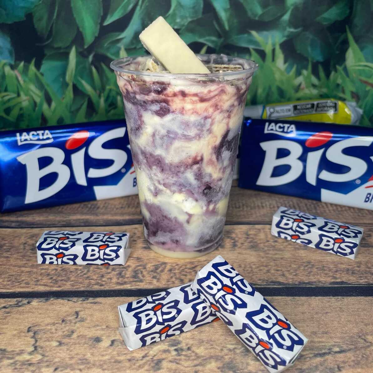 Bis, Bis branco e Creme doce de leite. Pra quem gosta de açaí bem doce e indulgente. Cremes e chocolates se misturam e entregam um sabor marcante do começo ao fim.