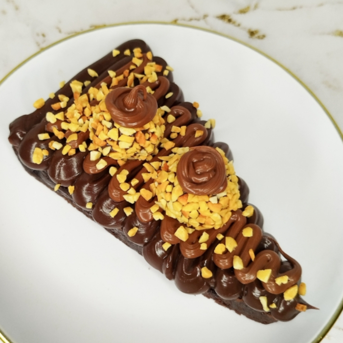 Fatia de brownie, brigadeiro cremoso de chocolate, Nutella e amendoim e na finalização brigadeiros tipo Ferrero Rocher