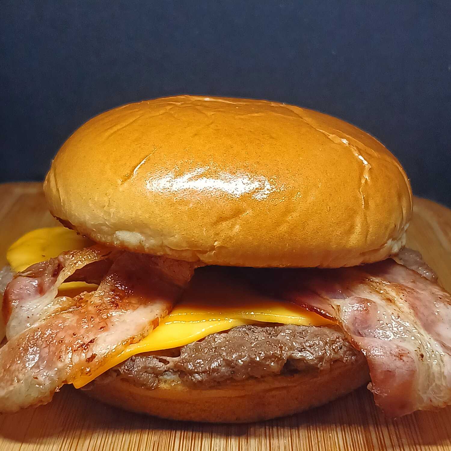 Pão de brioche, 100g de carne tostadinha, queijo cheddar derretido, bacon crocante, coberto de molho Gourmezi. Acompanha pote extra de maionese temperada.