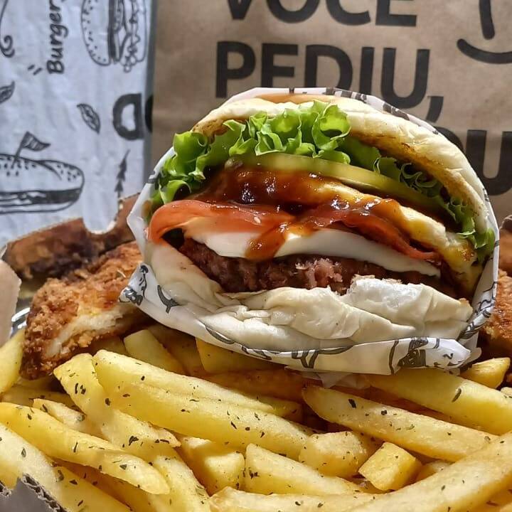1 Egg calabresa + 400G Fritas + 2 Tiras De Frango Empanado + 1 Refrigerante Lata
1 Carne bovina 55G, Cheddar Cremoso, Calabresa Fatiada, Ovo, Salada Rica e Molho Do Chefe.