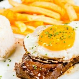 Arroz, feijão, farofa de bacon, fritas, ovo frito