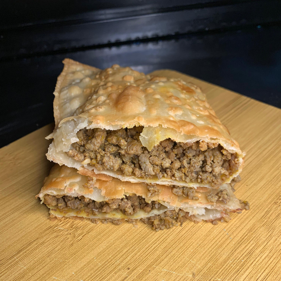 O tradicional que nunca falha! Pastel recheado com carne moída bem temperadinha e suculenta. ##Tags## promoção promocao oferta desconto combo entraga gratis taxa grátis pastel de feira gostoso barato Catupiry carne burger burguer lanche janta salgado cupon cupom