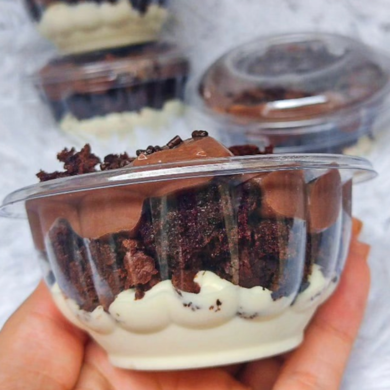 Creme suave de Ninho,brownie clássico Delicatto,creme suave de chocolate 50% cacau, finalizado com brownie e granulado Gourmet