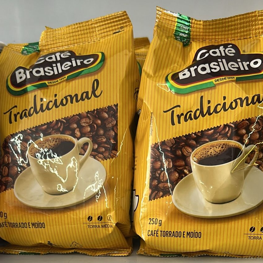 Pacote de café em pó tradicional de 250 g, pronto para preparar aquele café caseiro saboroso e aromático.