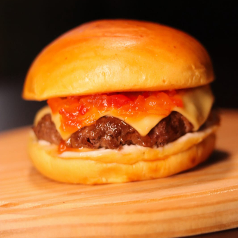 Hambúrguer 100g com Muçarela Cremosa Super Derretida, Geleia de Tomate com Pimenta Dedo de Moça e Molho Especial da Casa para Um Sabor Marcante e Irresistível.