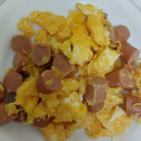 HUEVOS CON SALCHICHA