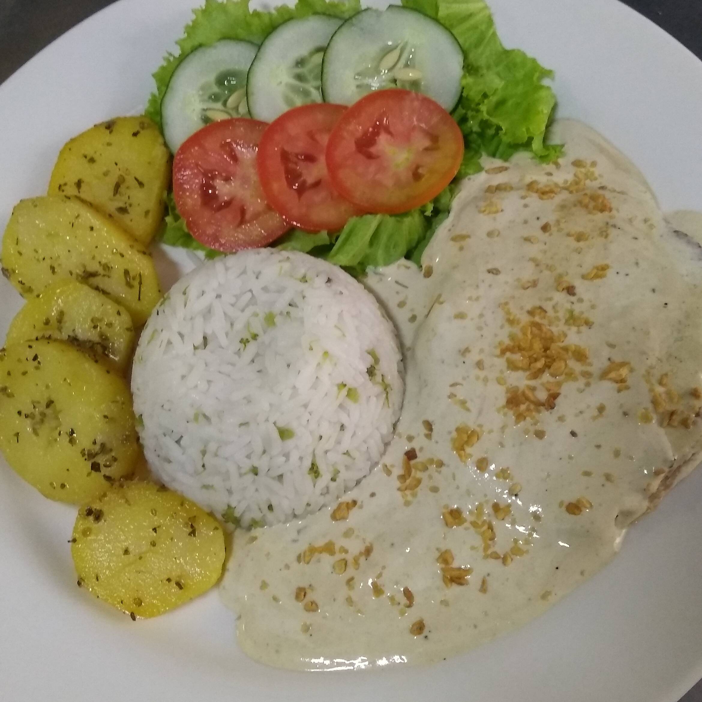Lombo ou filé suíno, arroz, batata sauté e salada.
