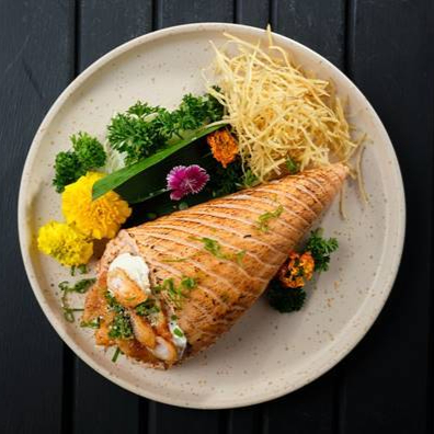 Manta de salmão maçaricada, recheio de pasta de salmão, cream cheese, arroz japonês, finalizado com camarões naturais, cebolinho e gergelim.