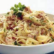 espaguete ao molho cremoso de cebola a juliene oassada na manteiga, cubos de bacon dourados, creme de leite, cheiro verde. Finalizado com parmesão ralado