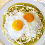 Chilaquiles verdes con huevo estrellado
