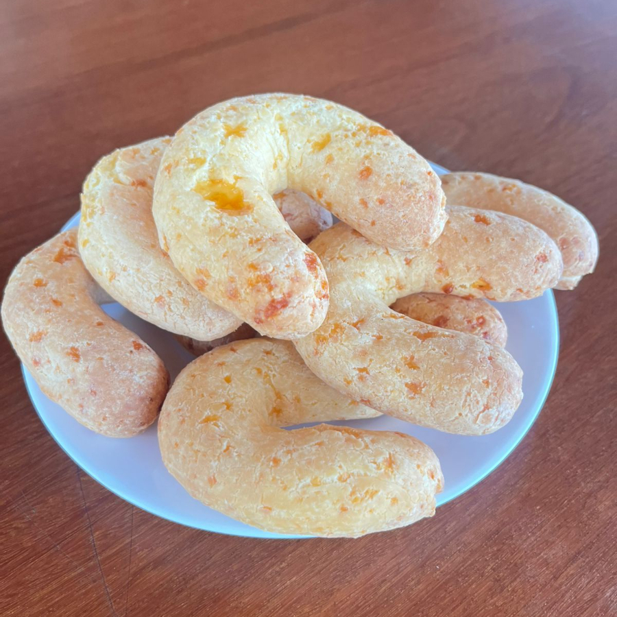 Delícia de queijo com textura macia e sabor marcante. Perfeita para acompanhar um café.