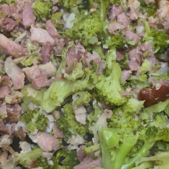 2 tortinhas de 220gr cada bem recheadas com brócolis, bacon e um toque de requeijão