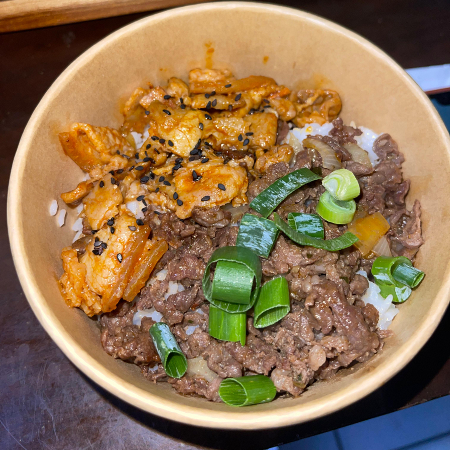 Pancetas e fatias de contra filé marinados no óleo de gergelim, molho shoyu, arroz branco, cebola e cebolinha.