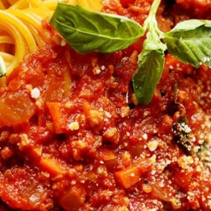 Espaguete à Puttanesca. Espaguete envolvido em um molho clássico italiano preparado com tomates suculentos, alcaparras, azeitonas pretas, anchovas, alho e pimenta, resultando em um sabor intenso, aromático e levemente picante. Um prato rústico e cheio de personalidade, s.