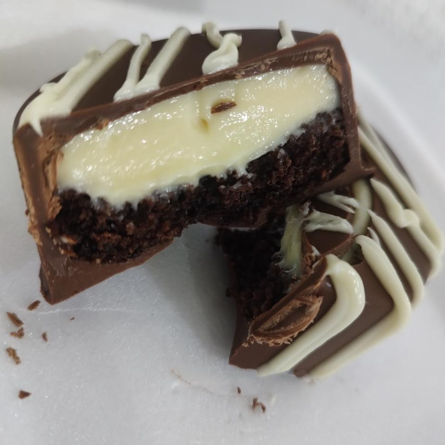 Pão de mel recheado com brigadeiro de ninho.