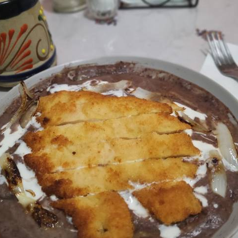 Enfrijoladas con Milanesa de Pollo