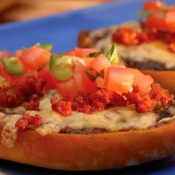 Molletes con Chorizo