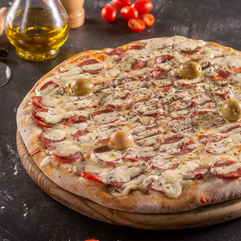 Mussarela, Calabresa, Cream Cheese, Molho de Tomate, Orégano, Azeitona