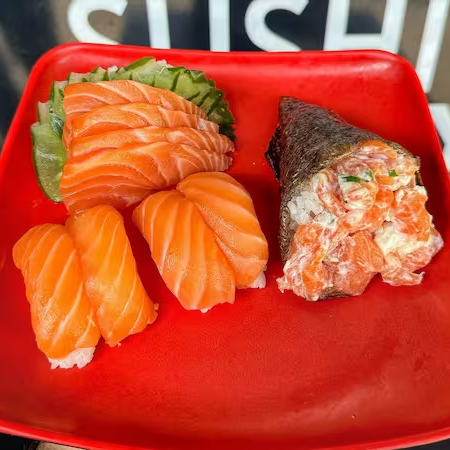 Inclui 1 temaki de salmão cru, recheado com ingredientes frescos, 4 fatias de sashimi. Além disso, você terá o prazer de saborear 4 peças de nigiri, delicadamente moldadas à mão.