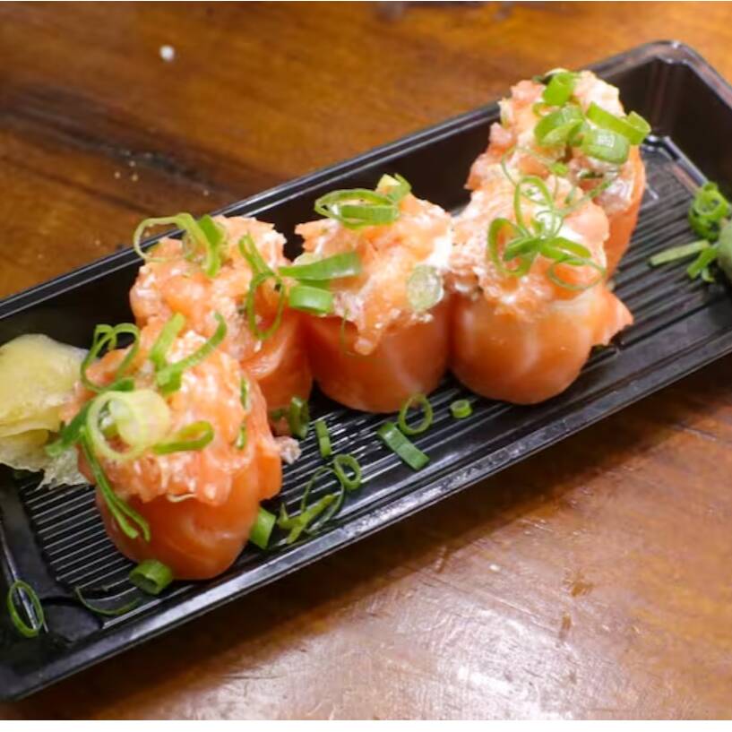 Descubra o sabor irresistível do nosso joy ! Em 6 unidades deliciosas, finalizado com creanchesse e cebolinha encima, acompanhe com 2 molhos shoyo, 2 molhos tarê e 1 hashi. Uma experiência gastronômica única que vai elevar suas refeições! Aproveite!