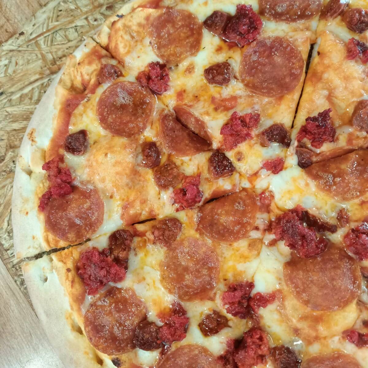 Chorizo, Pepperoni y Chistorra Mediana