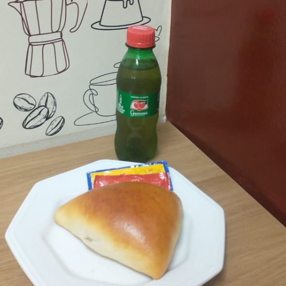 Saboreie nossa esfirra de carne com cebola, massa macia e recheio suculento, acompanhada de Guaraná Antártica 200ml geladinho. Uma combinação clássica e irresistível que une sabor e refrescância!