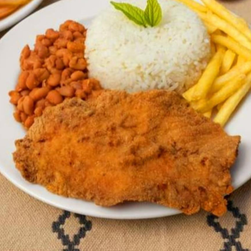 Arroz branco, Feijão carioca, Batata frita, Macarrão hot dog, Abobrinha refogada e Filé de frango à milanesa.