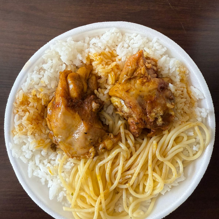 Arroz, feijão, macarrão, frango ao molho + cortesia