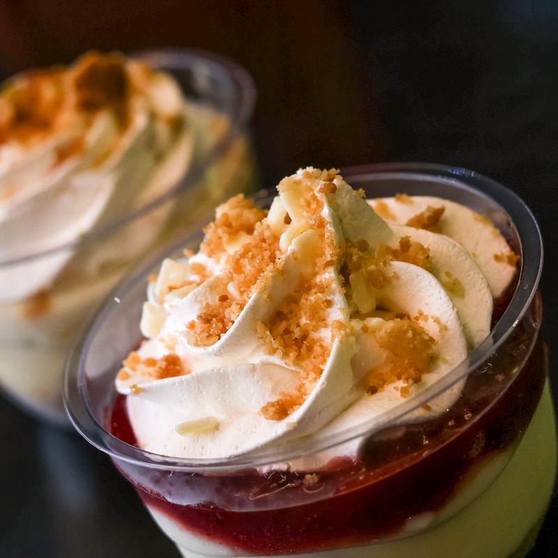 Biscoito torrado na base, mousse de Ninho, geleia artesanal com pedaços de morango, finalizada com chantininho e pedaços de chocolate branco. Uma combinação deliciosa e irresistível.