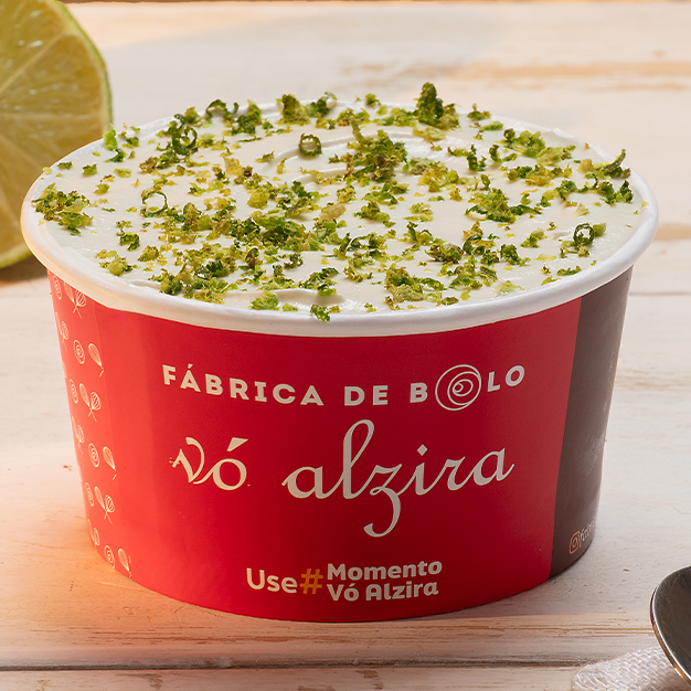 Bolo de Pote caseiro, feito com duas camadas de bolo de limão, com recheio e cobertura deliciosa de mousse de limão, finalizado com raspas de limão. Imagem meramente ilustrativa.