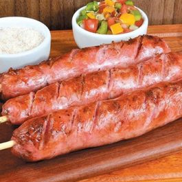 Espeto de linguiça defumada