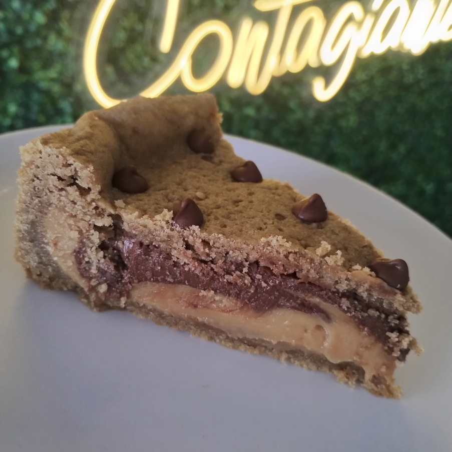 Massa de Cookies com recheio de Nutella e doce de leite. Peso aproximado 180g.