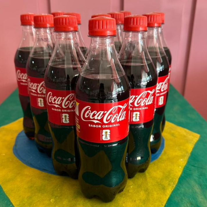 vem com figurinha da copa :)