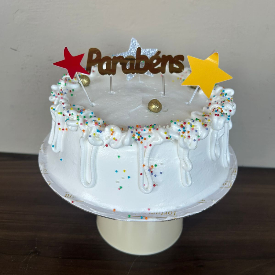Bolo branco recheado com creme de coco e doce de leite com ameixa coberto com marshmallow. -> Sugerido para até 6 pessoas <- Torta aro 16, serve 8 fatias podendo chegar a 10 fatias finas e pequenas a depender do corte. Ideal para pequenas comemorações. ** Produto Refrigerado, consumo imediato.