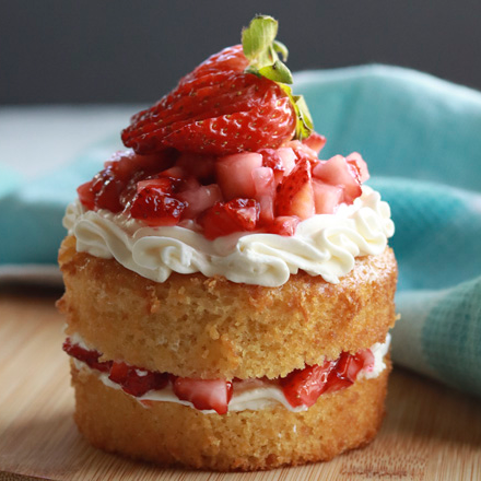 Fresas con Crema Cake