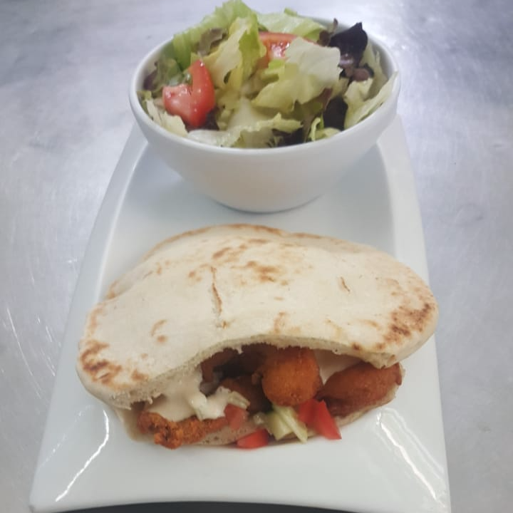 Pita Camarón Empanizado con Ensalada de La Casa