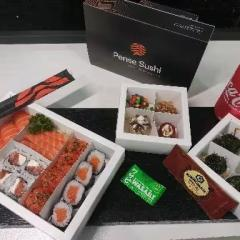 Desfrute do 'Combinado Pense Sushi (20 pçs)', uma seleção primorosamente curada de sashimis, joys, nigiris, uramakis de Filadélfia e hossomakis - todos feitos com o mais fresco salmão in natura. Este prato, pertencente à categoria 'Promoção!', vem acompanhado de uma cortesia à sua escolha: um refrescante refrigerante, uma deliciosa sobremesa ou um irresistível Hot Filadélfia. Uma experiência culinária japonesa inigualável, preparada com cuidado e maestria.