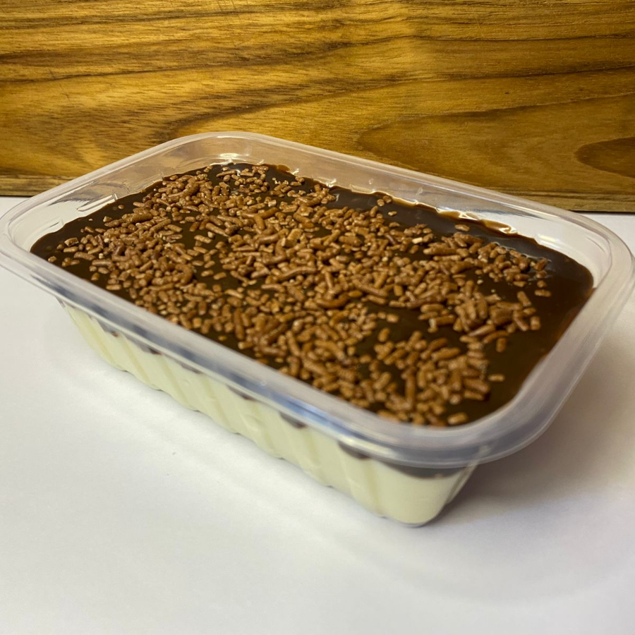 Um delicioso pavê composto com camadas de creme branco com bolachas maizena e finalizado com uma deliciosa camada de ganache de chocolate.