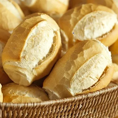 Aproveite a nossa Promoção - 10 Pães Franceses, estrelas da categoria 'Pães Quentinhos'. Estes pães são cuidadosamente assados até a perfeição, proporcionando uma casca crocante e um interior macio, quase derretendo. Perfeitos para começar o Dia ou para um lanche saboroso a qualquer hora. Adquira já essa delícia e sinta o prazer de um pãozinho francês recém-saído do forno, quentinho e irresistível. Não perca esta oportunidade incrível para levar para casa uma autêntica experiência de padaria!