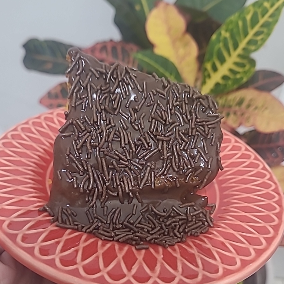 O clássico perfeito na medida certa! Nossa fatia traz a combinação irresistível de uma massa de chocolate super fofinha com uma quantidade generosa de cobertura. São 80g de bolo úmido acompanhados por 60g de brigadeiro branco cremoso e estruturado, acrescentados de Mini Biscoito Oreo. A sobremesa ideal para adoçar o seu dia!