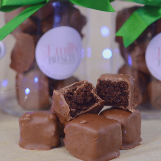 Brownie bits coberto com chocolate ao leite. 150g - serve aprox. 1 pessoa.