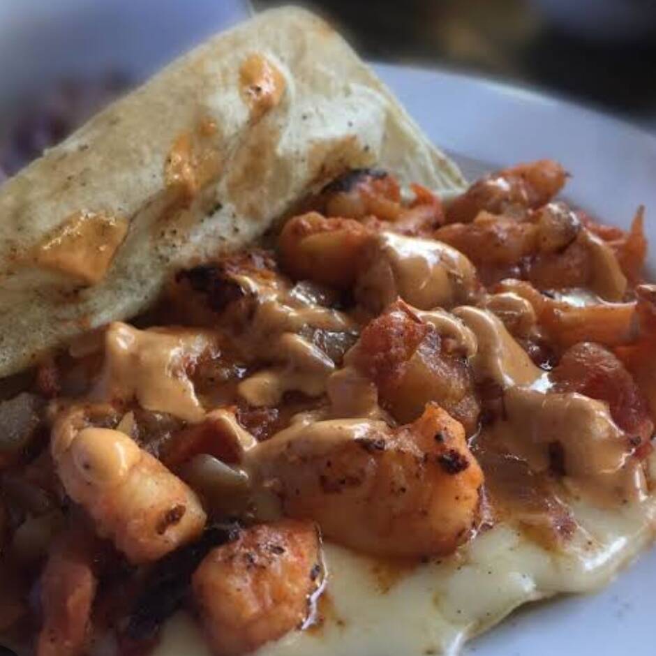 TACO DE CAMARON Y TOCINO CON QUESO