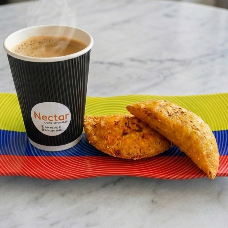 Café Regular Colombiano + 2 Empanadas Colombianas