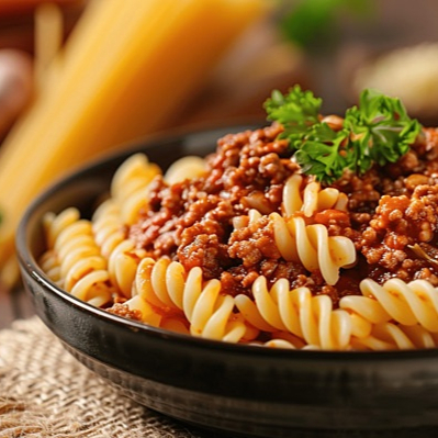 Delicioso Fusille de Grano Duro com molho bolonhesa ( molho pomodoro natural e carne moida ), cebolinha e parmesão ralado