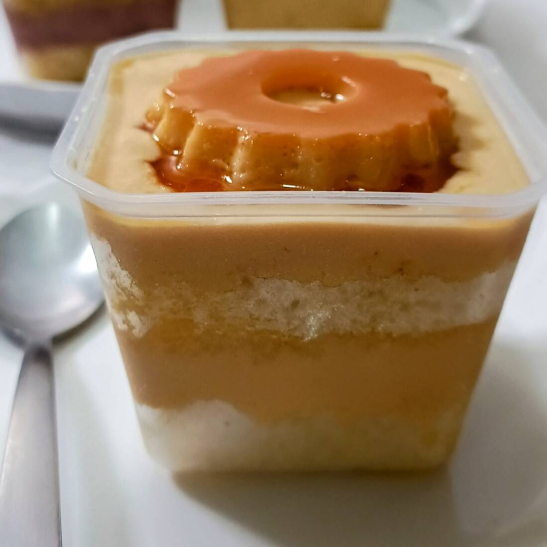 Bolo Pudim ; Massa artesanal branca, super fofinha, recheado com pudim emulsificado e finalizada com um mini pudim de leite e calda caramelizada.