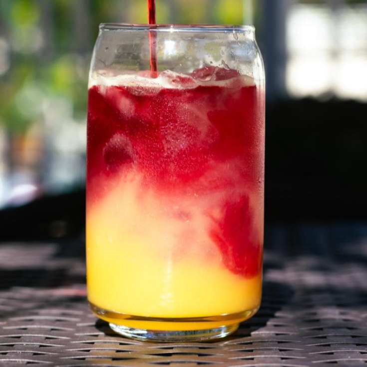 Suco de laranja com infusão de hibisco e gelo. Uma combinação surpreendente. 300ml