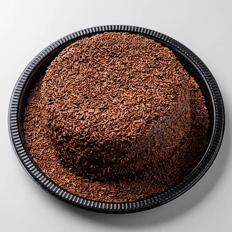 Bolo molhadinho, com recheio cremoso de brigadeiro gourmet feito com cacau 50%
