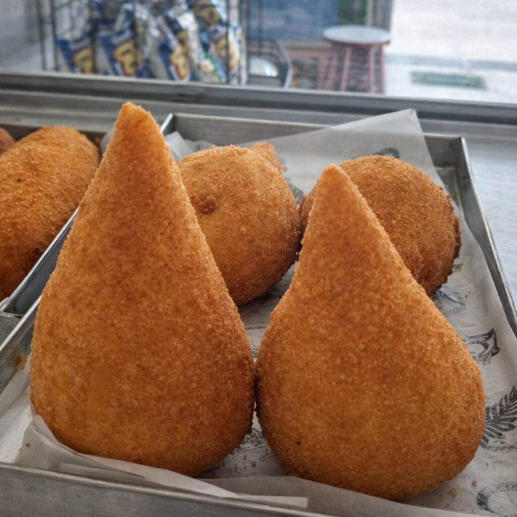 Coxinha de frango com catupiry, coxinha de frango, kibe de carne, kibe de queijo ou risoles de carne.