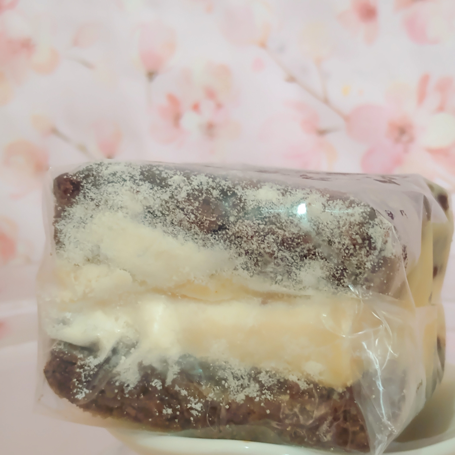 Nosso delicioso brownie é úmido, intenso e assado à perfeição para garantir uma textura única. A cada mordida, você irá se encantar com a sensação de aconchego. Brownie sanduiche feito com brownie molhadinho, com camada suculenta de Brigadeiro Ninho cremosíssimo, finalizando com delicioso leite Ninho. --------tags------ Entrega rápida , desconto , promoção , 0,99 , 0800 , off , cupom , barato ,