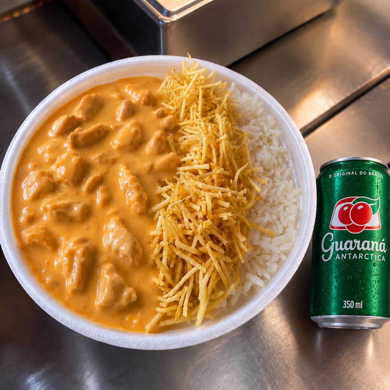 Arroz soltinho no alho, strogonoff com ketchup e batata palha separada + GUARANÁ 200ML